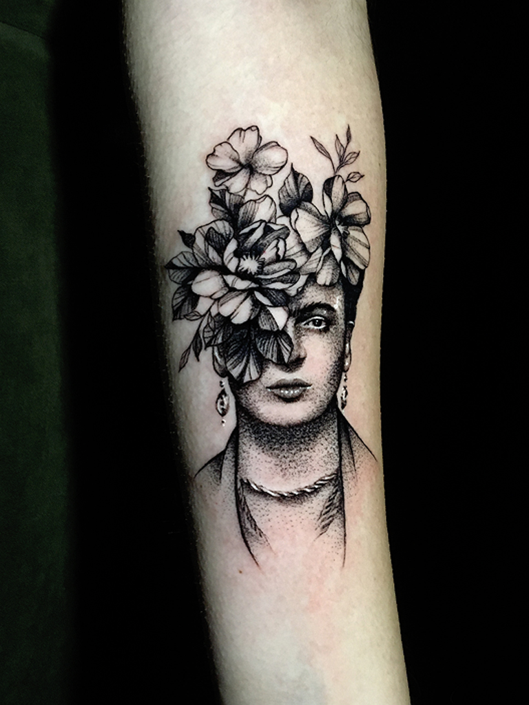 tatuaje de frida khalo con flores en su cabeza