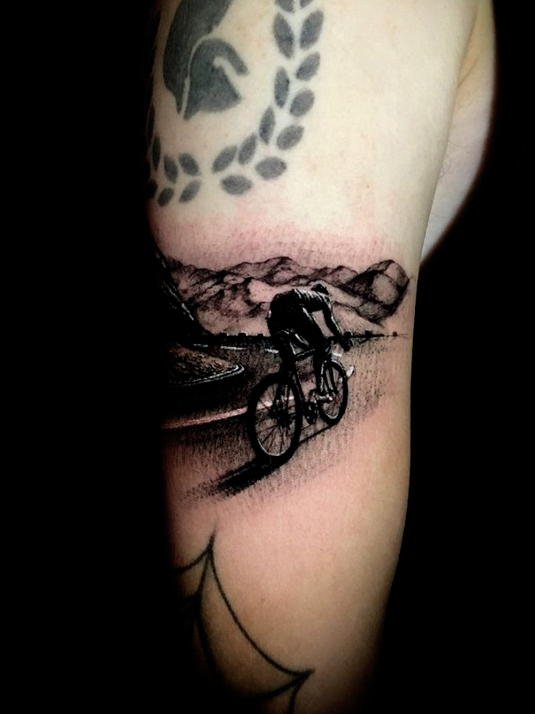 tatuaje de ciclista subiendo una montaña