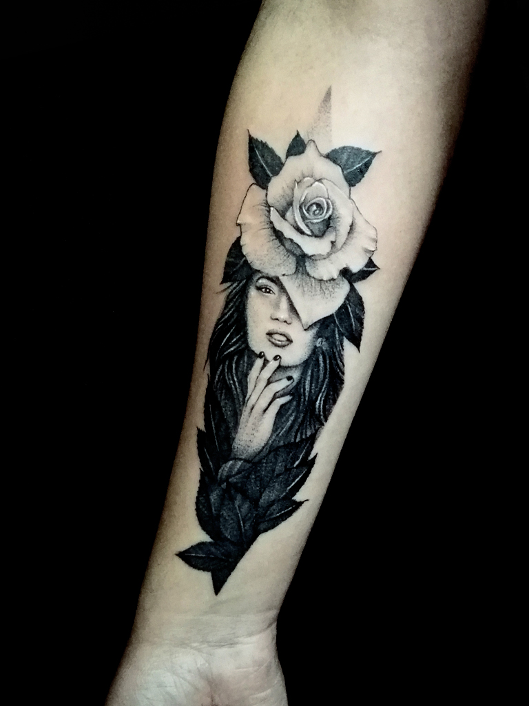 tatuaje de una bella mujer con una rosa en su cabeza
