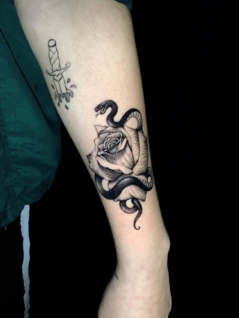 tatuaje de buho y microfono