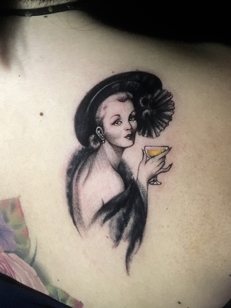 tatuaje de chica pin up y vaso de margarita
